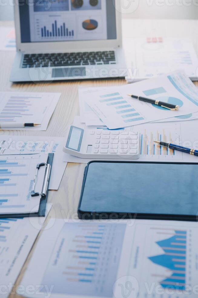 Meeting to present the Finance Executive business team. Discuss meetings to plan work, investment projects, analysis strategies, and discuss financial graphs and company budgets in the office. photo