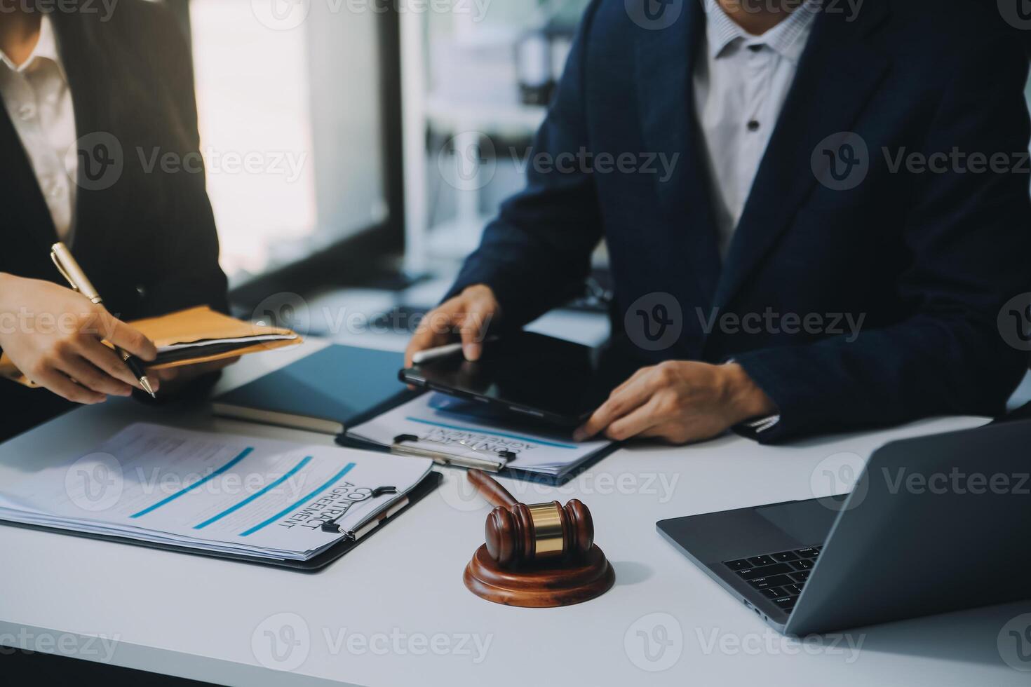 hombre de negocios y abogado o juez consultan tener una reunión de equipo con el cliente, la ley y el concepto de servicios legales. foto
