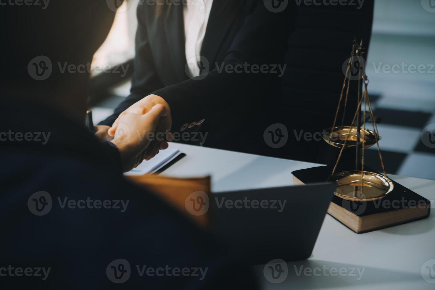 hombre de negocios y abogado o juez consultan tener una reunión de equipo con el cliente, la ley y el concepto de servicios legales. foto