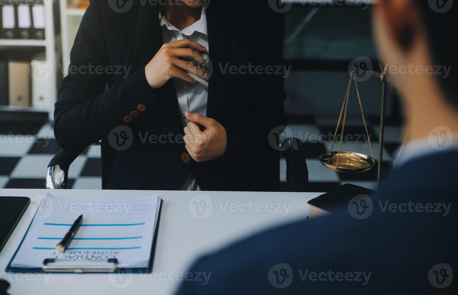 hombre de negocios y abogado o juez consultan tener una reunión de equipo con el cliente, la ley y el concepto de servicios legales. foto