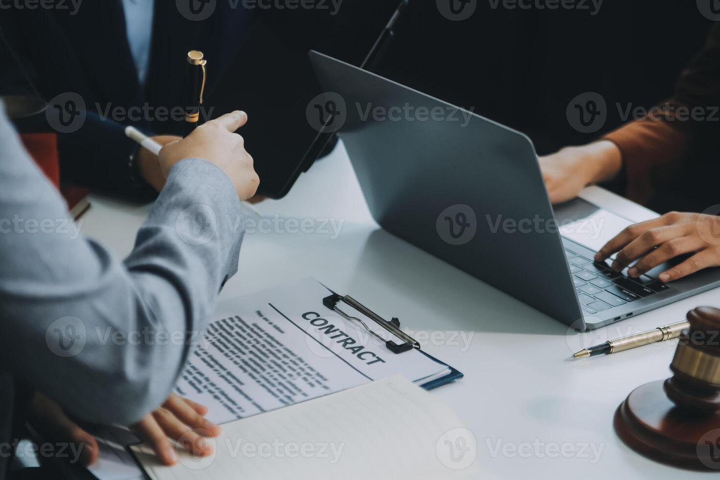 hombre de negocios y abogado discuten el documento del contrato. tratado de la ley. firmar un contrato de negocios. foto