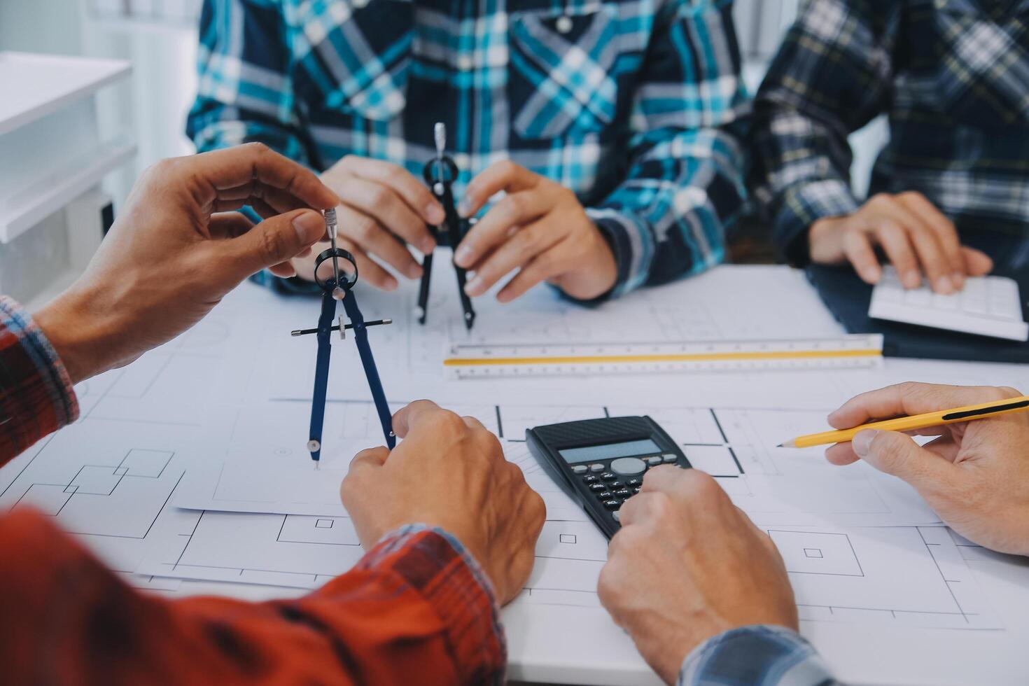 ingeniero personas reunión trabajando y señalando a un dibujos en oficina para que se discute. Ingenieria herramientas y construcción concepto. foto