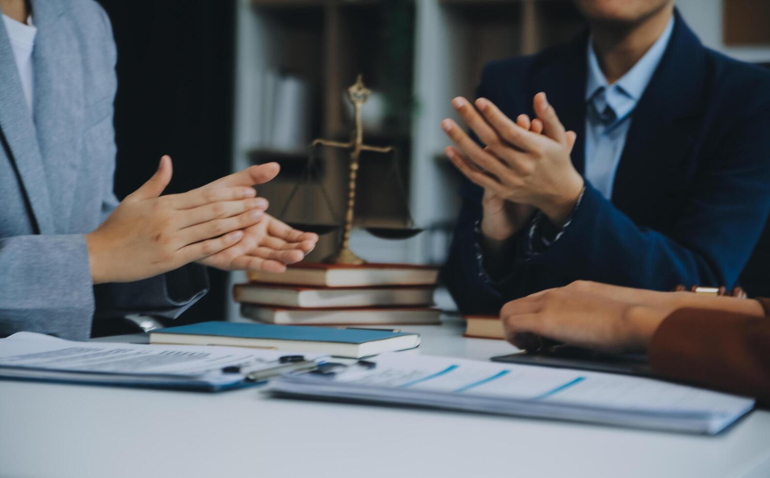 negocio personas aplausos y aplausos a reunión o conferencia, de cerca de manos. grupo de desconocido empresarios y mujer en moderno blanco oficina. éxito trabajo en equipo o corporativo entrenamiento concepto foto