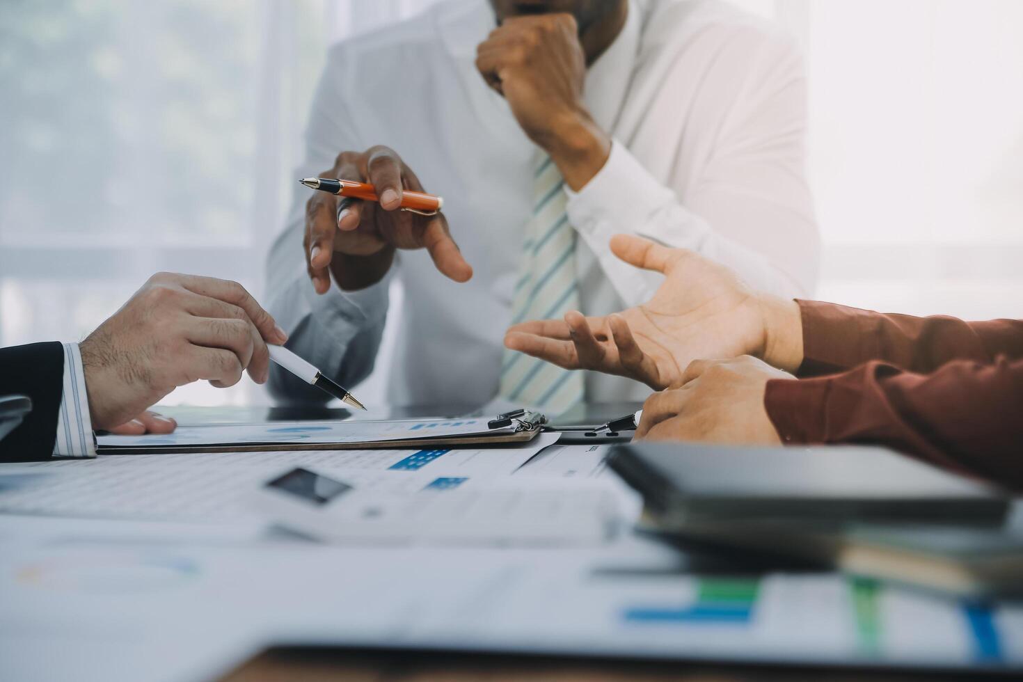 negocio equipo trabajando con nuevo puesta en marcha proyecto plan y discusión información para financiero estrategia con ordenador portátil y digital tableta en un moderno negocio salón. foto