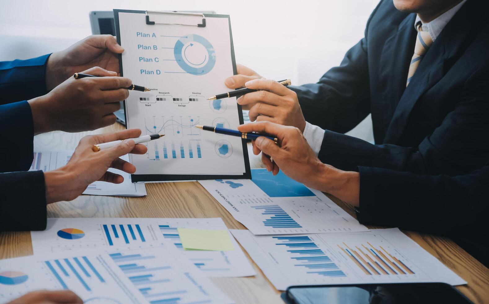 Meeting to present the Finance Executive business team. Discuss meetings to plan work, investment projects, analysis strategies, and discuss financial graphs and company budgets in the office. photo