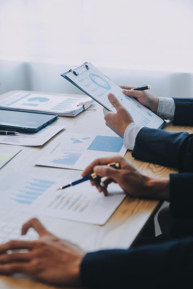 Meeting to present the Finance Executive business team. Discuss meetings to plan work, investment projects, analysis strategies, and discuss financial graphs and company budgets in the office. photo