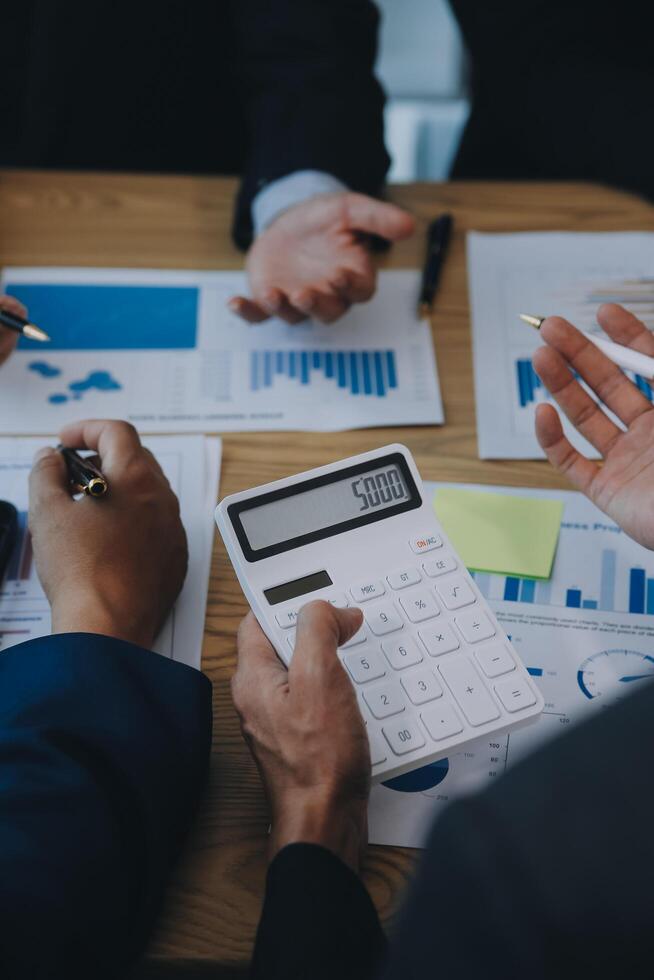 Meeting to present the Finance Executive business team. Discuss meetings to plan work, investment projects, analysis strategies, and discuss financial graphs and company budgets in the office. photo