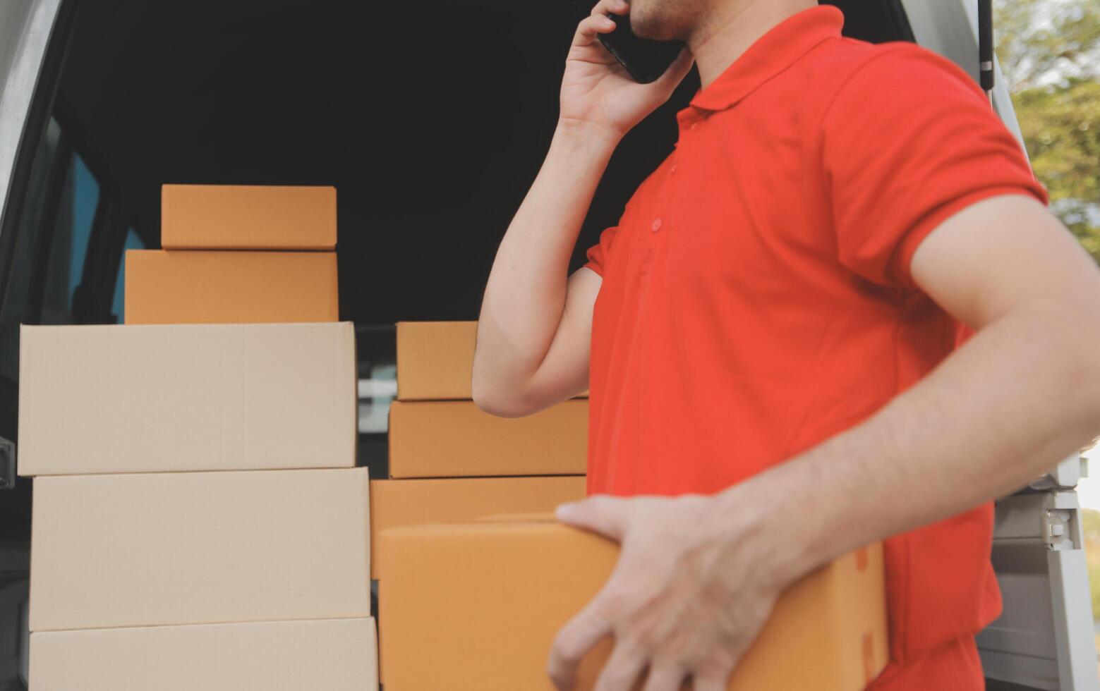 asiático entrega Rápido mensajero joven hombre utilizar dando cajas a mujer cliente él vistiendo protector cara máscara a frente hogar foto