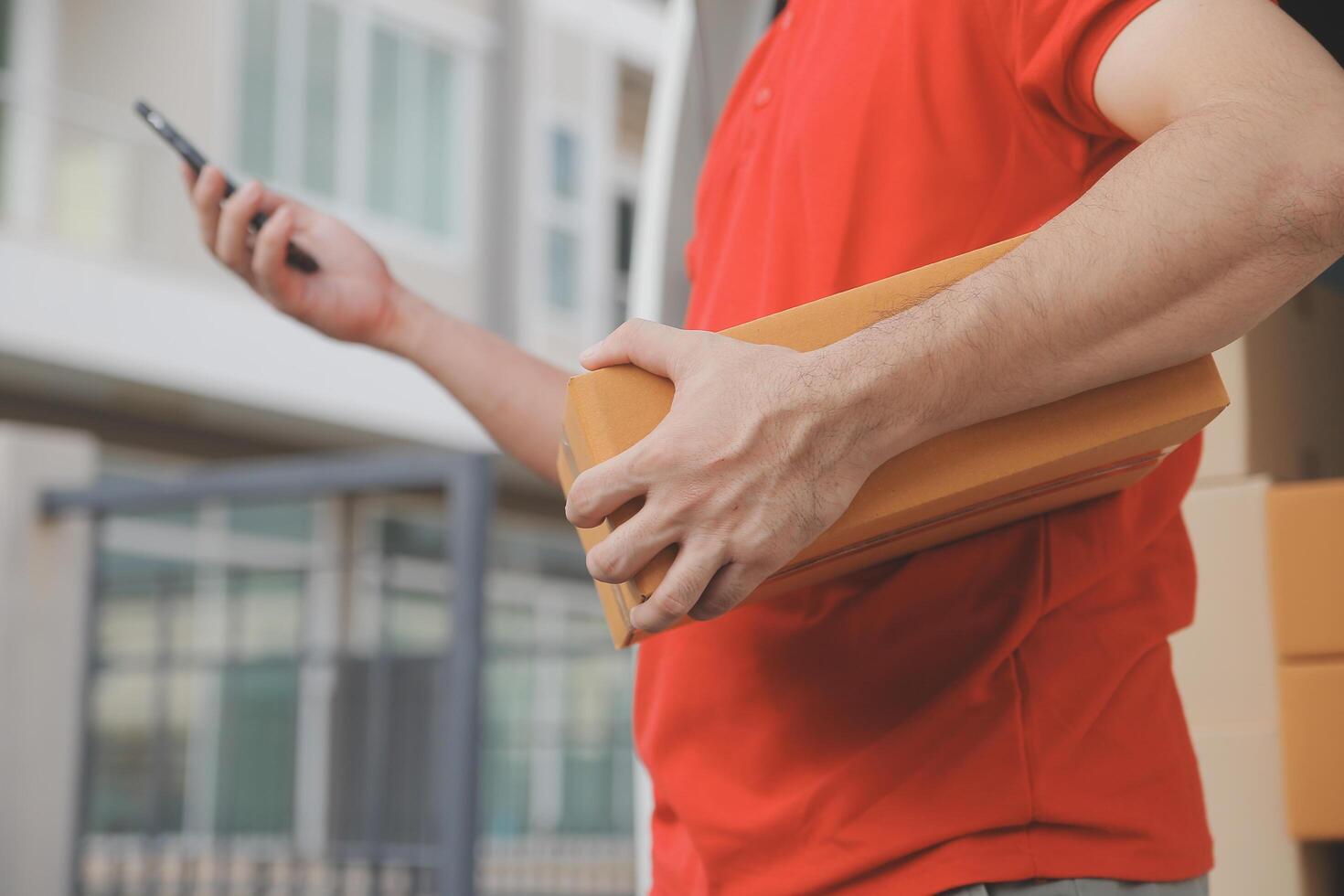 asiático entrega Rápido mensajero joven hombre utilizar dando cajas a mujer cliente él vistiendo protector cara máscara a frente hogar foto