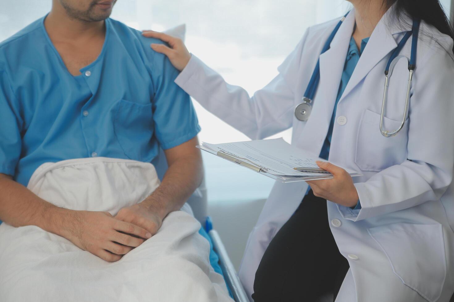 joven médico es utilizando un estetoscopio escucha a el latido del corazón de el paciente. Disparo de un hembra médico dando un masculino paciente un cheque arriba foto