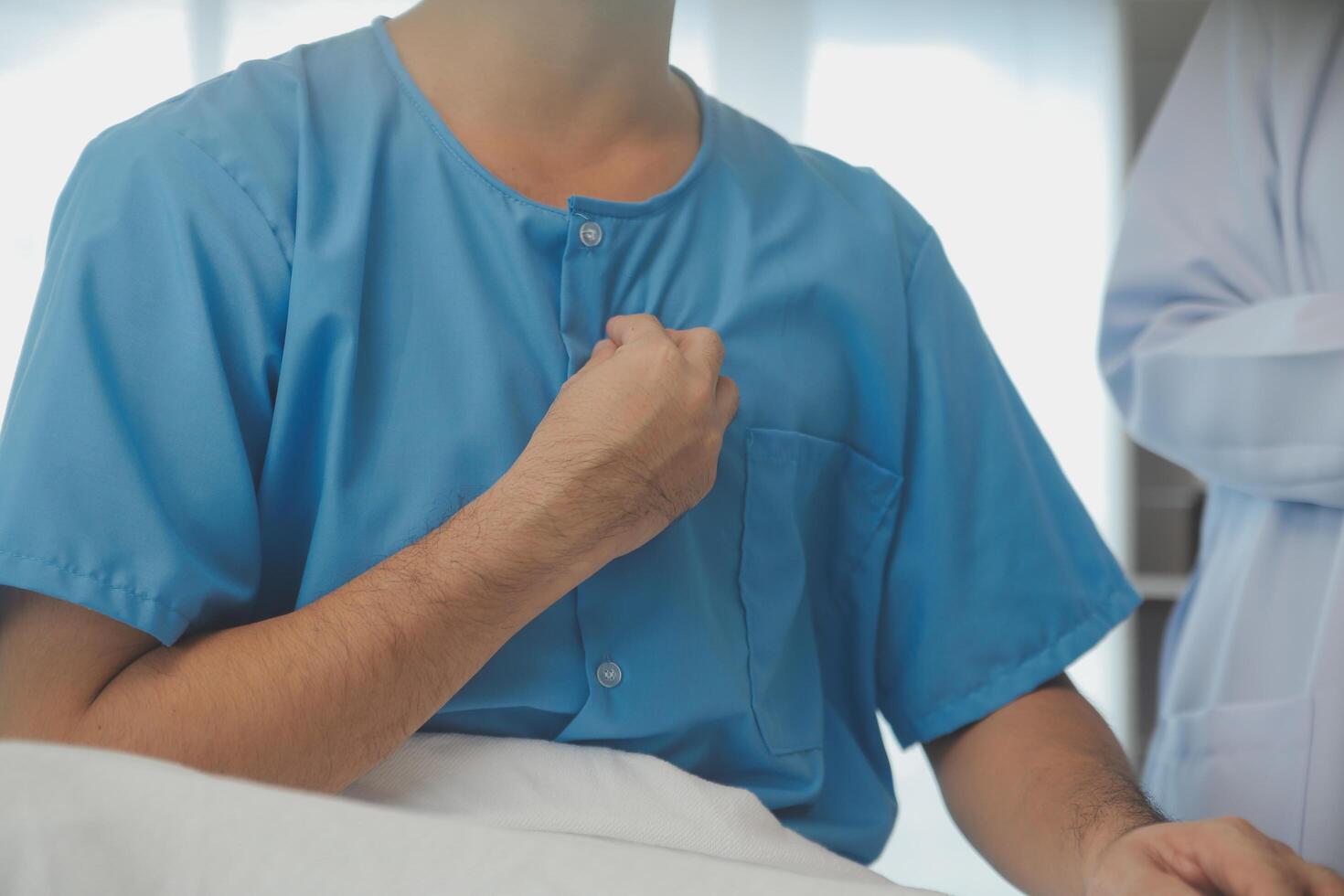 joven médico es utilizando un estetoscopio escucha a el latido del corazón de el paciente. Disparo de un hembra médico dando un masculino paciente un cheque arriba foto