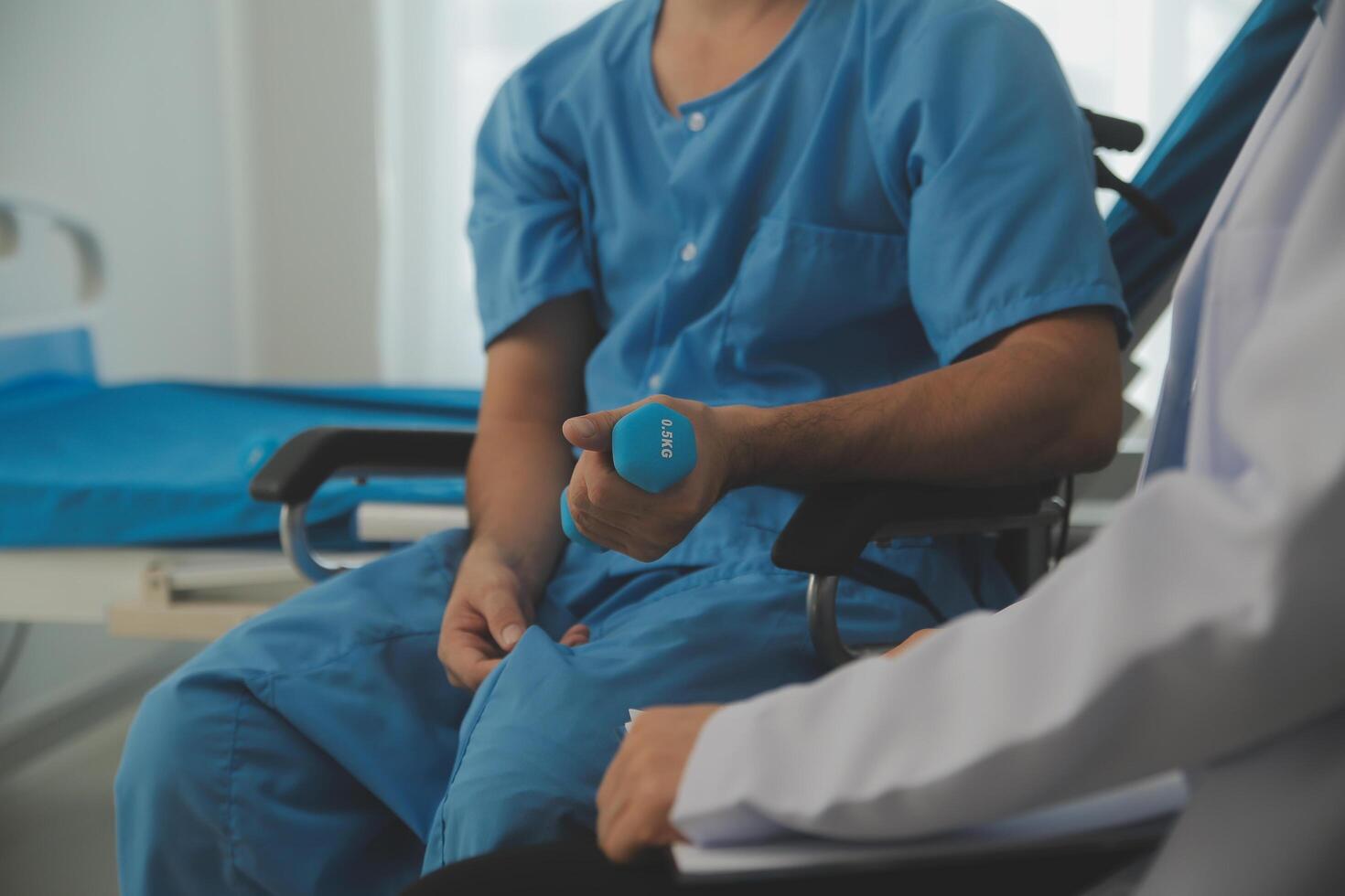 fisioterapeuta hombre dando ejercicio con pesa tratamiento acerca de brazo y hombro de atleta masculino paciente físico terapia concepto foto