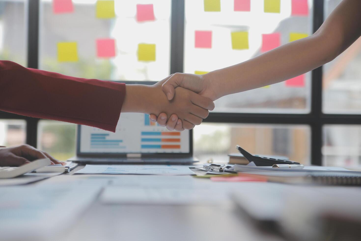 reunión y saludo concepto, dos confidente negocio apretón de manos y negocio personas después que se discute bueno acuerdo de comercio contrato y nuevo proyectos para ambos compañías, éxito, camaradería, co obrero. foto