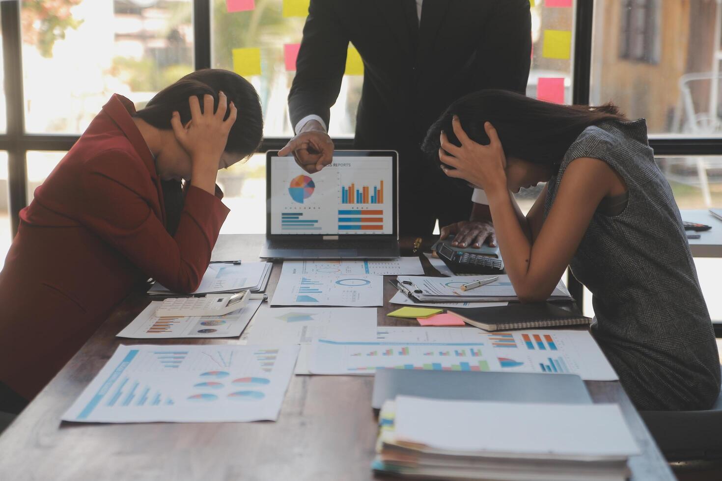 frustrado trastornado multirracial negocio equipo personas triste con malo trabajo resultado en reporte decepcionado en corporativo bancarrota fracaso crisis preocupado de papeleo problema sentar a mesa a oficina reunión foto