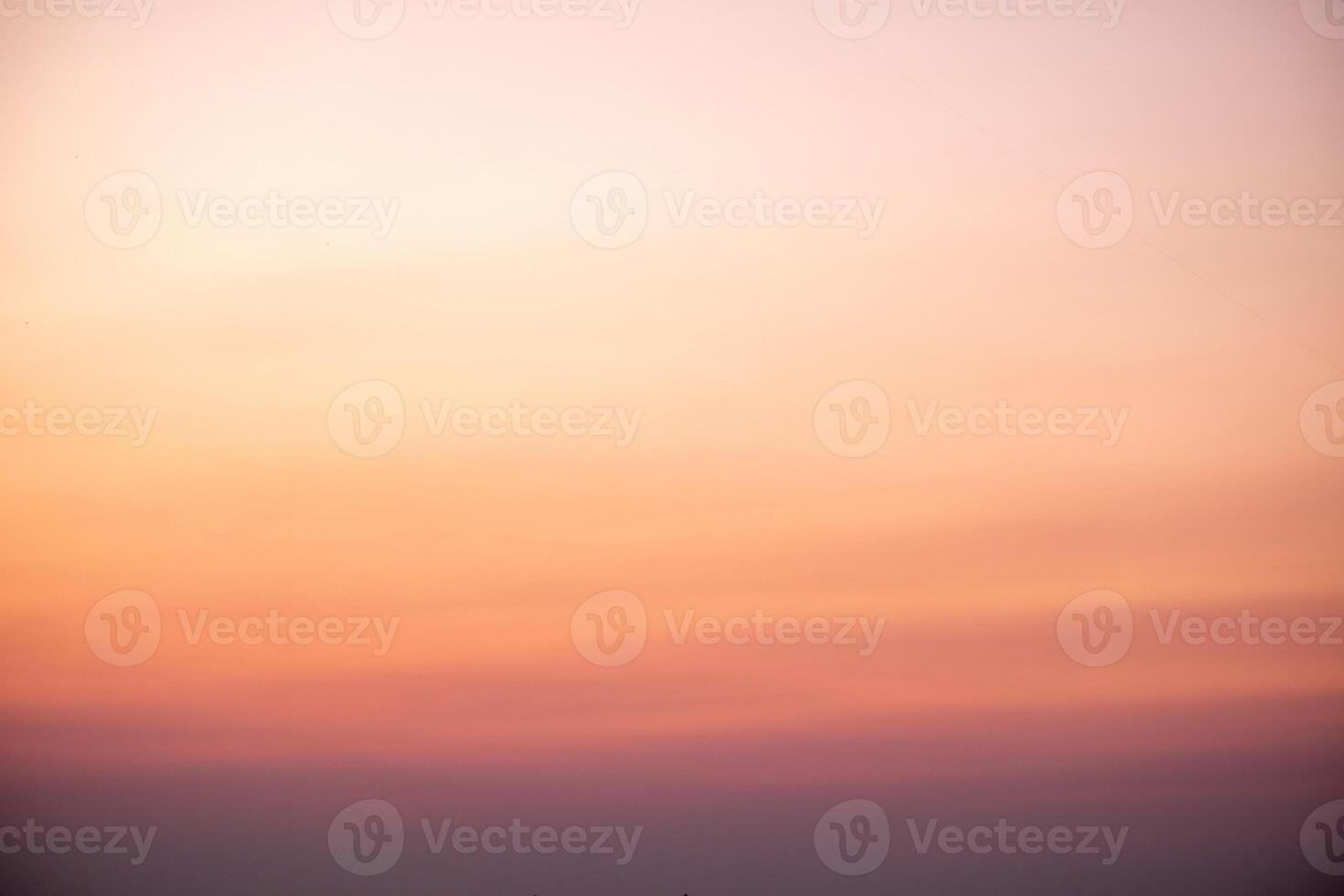 hermosa , lujo suave degradado naranja oro nubes y luz de sol en el azul cielo Perfecto para el fondo, tomar en siempre, crepúsculo, grande tamaño, alto definición paisaje foto