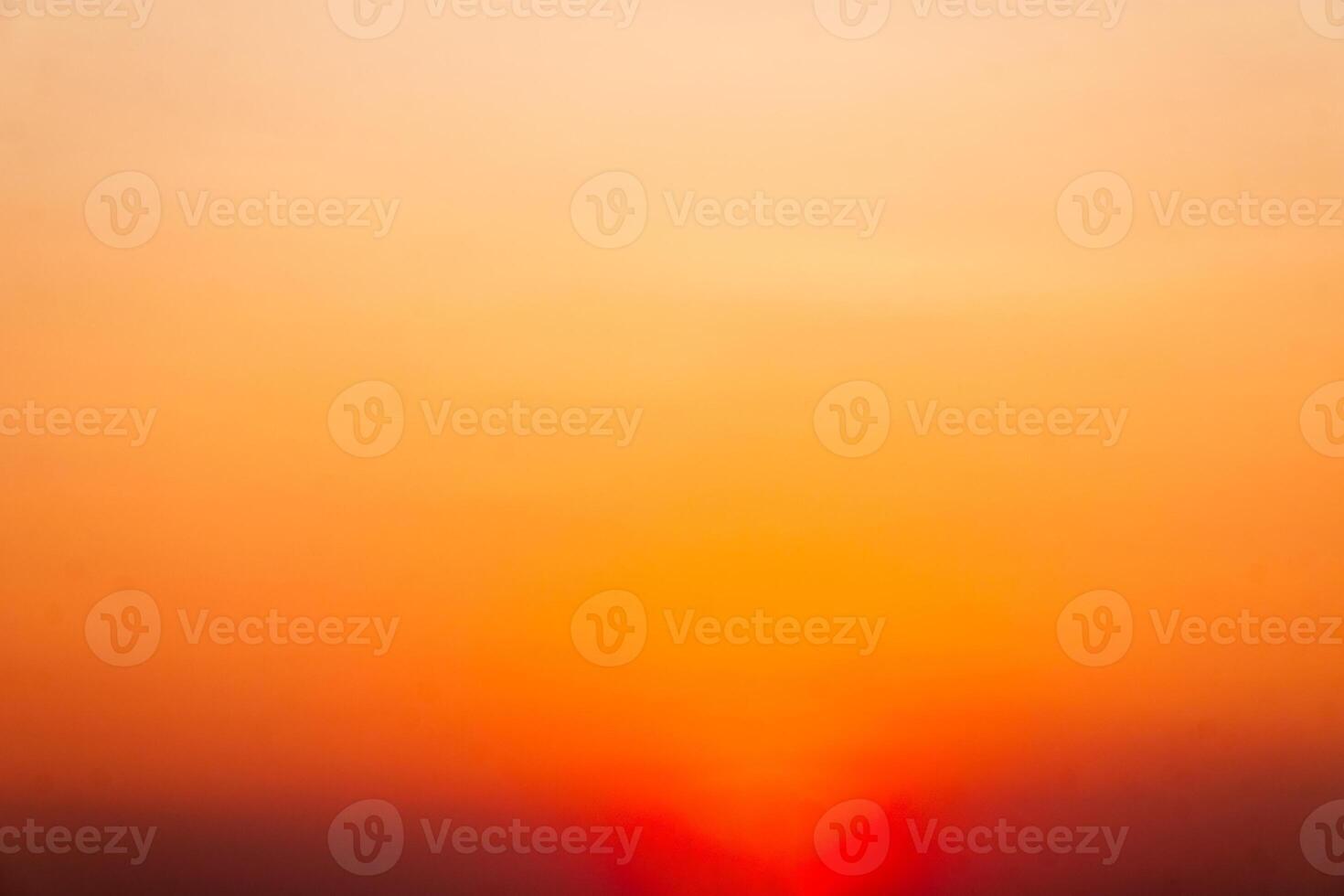 hermosa , lujo suave degradado naranja oro nubes y luz de sol en el azul cielo Perfecto para el fondo, tomar en siempre, crepúsculo, grande tamaño, alto definición paisaje foto