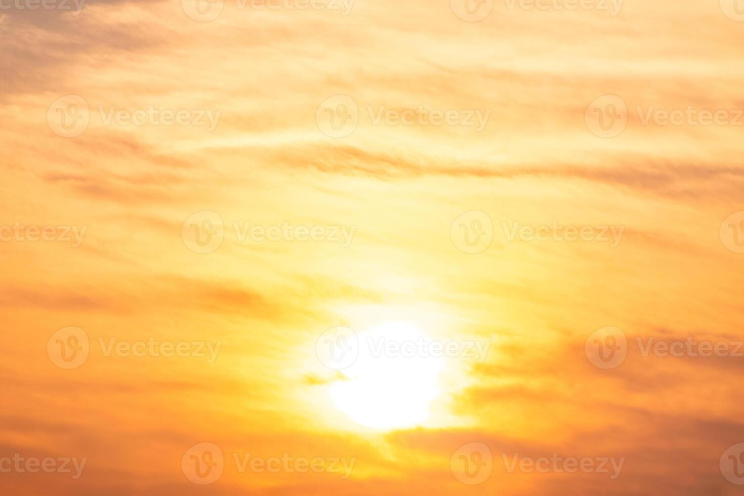 hermosa , lujo suave degradado naranja oro nubes y luz de sol en el azul cielo Perfecto para el fondo, tomar en siempre, crepúsculo, grande tamaño, alto definición paisaje foto