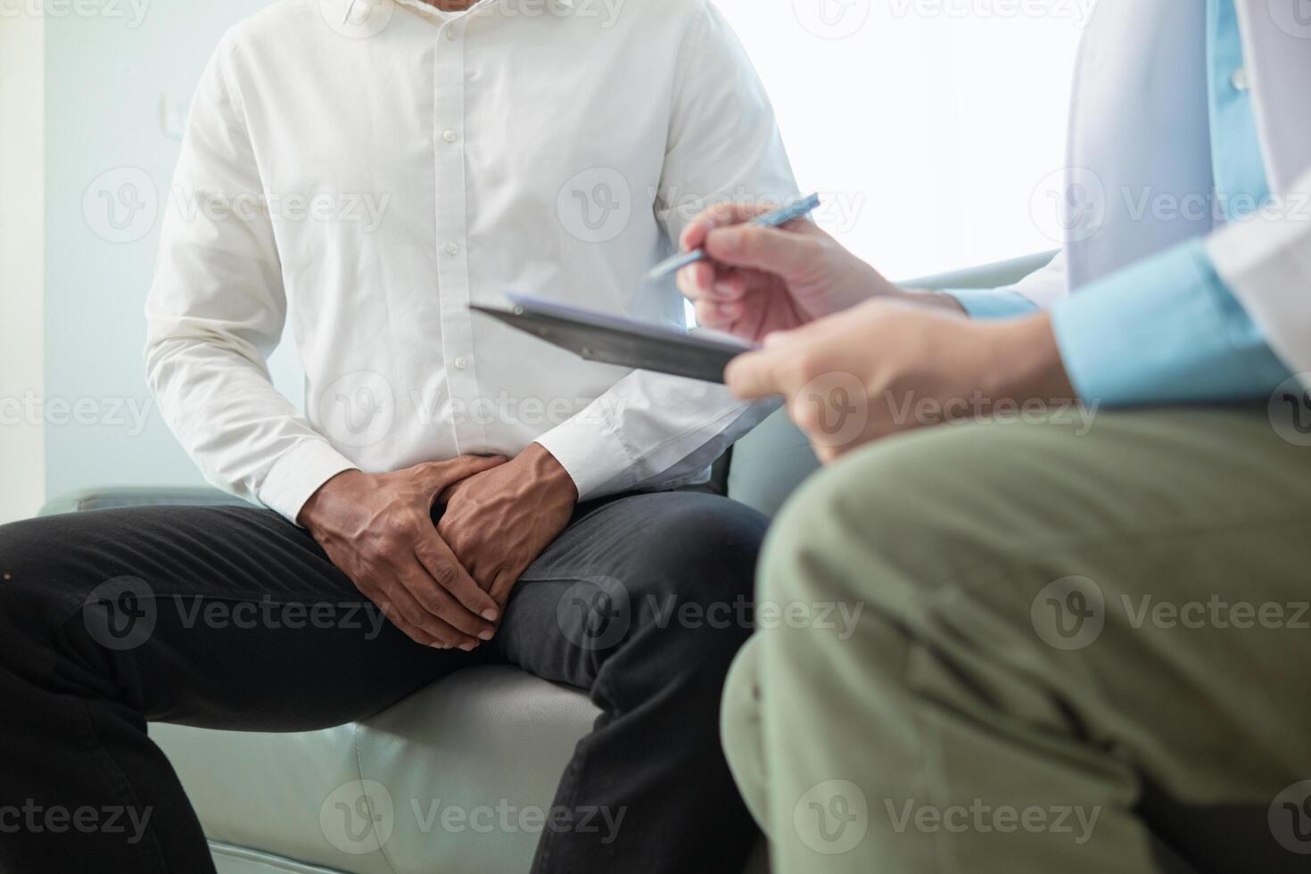 pacientes quien son preocupado acerca de próstata cáncer buscar el Consejo de un médico tutor a revisión su síntomas con un próstata cáncer especialista y son competente en próstata cáncer tratamiento. foto