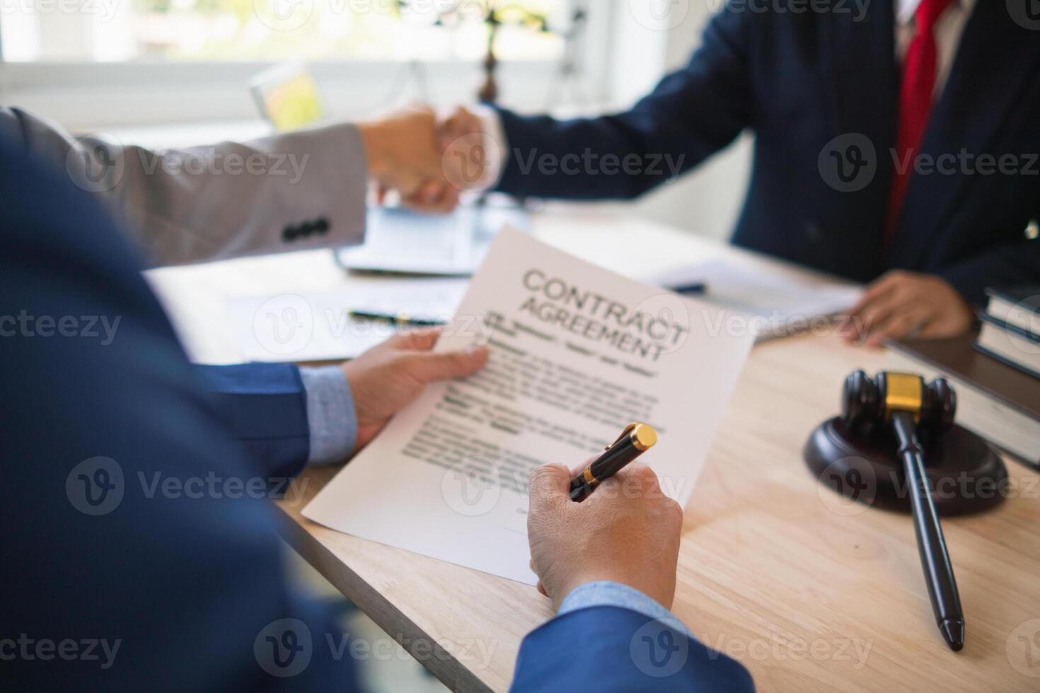 empresarios y inversores discutido articulación aventurarse dentro el legal consejo oficina y convenido a firmar un contrato en frente de el abogados dentro el legal consejo oficina a testigo el articulación inversión. foto