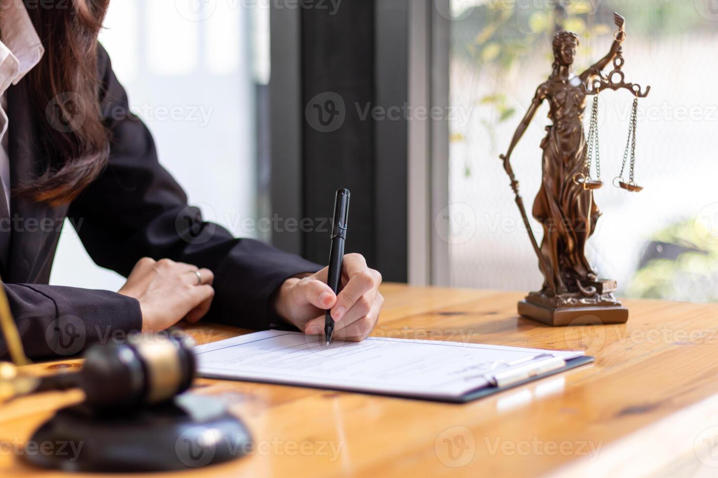 contrato estaba metido en mesa dentro legal del abogado oficina, Listo para inversores a firmar el contrato a alquiler un equipo de abogados a proporcionar legal Consejo para su inversión. legal consultante concepto foto