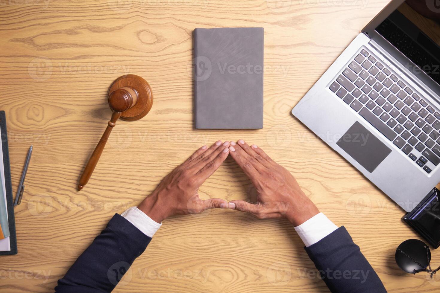 abogado usado su manos juntos como firmar a orar a Dios establecido en su fe y poder de fe en Dios y a orar ese él haría ser poder a ganar caso establecido en el evidencia y información reunido. foto