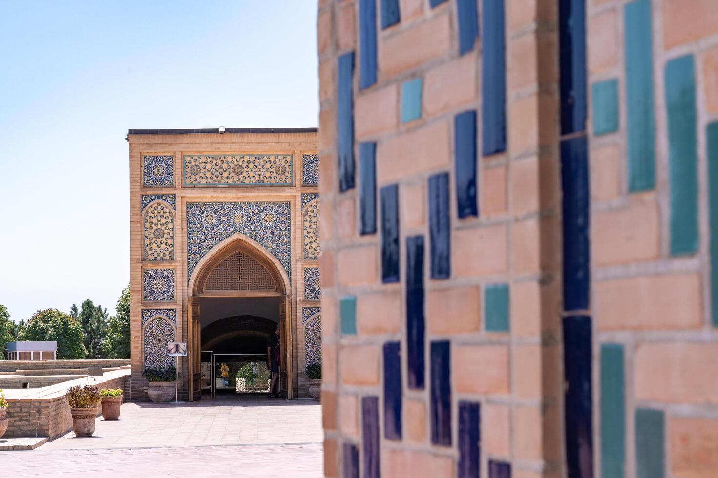 Taskent, uzbekistán-agosto 12, Vista 2023 de el uf mendigar observatorio en frente de el ulugbek monumento museo en Tashkent durante un soleado día foto