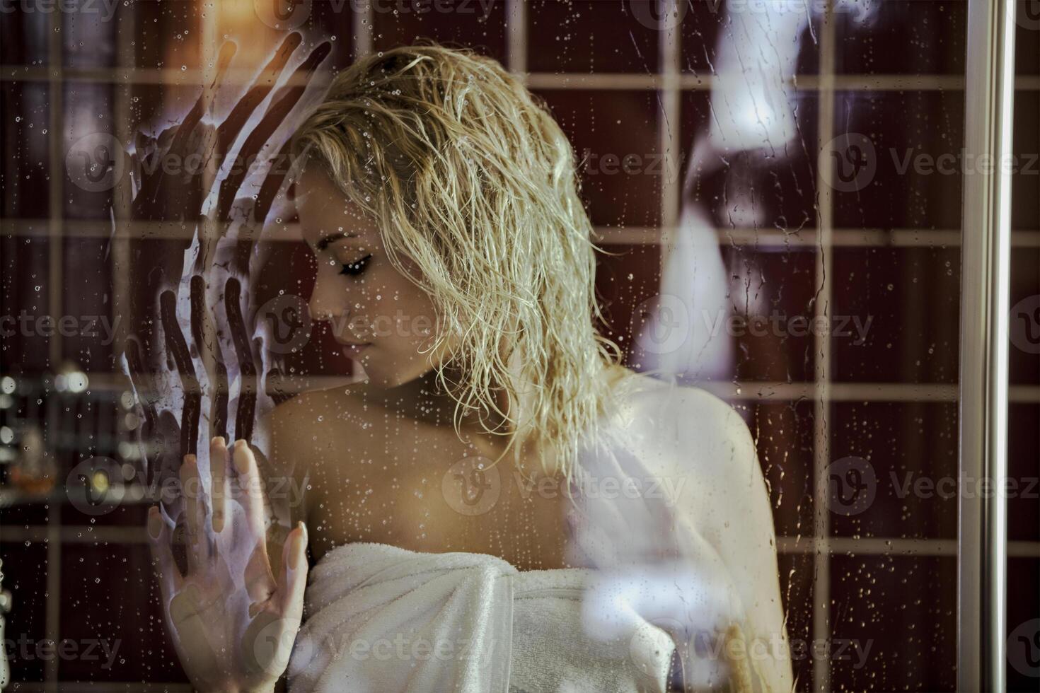 sexy rubia niña con mojado pelo en el baño foto