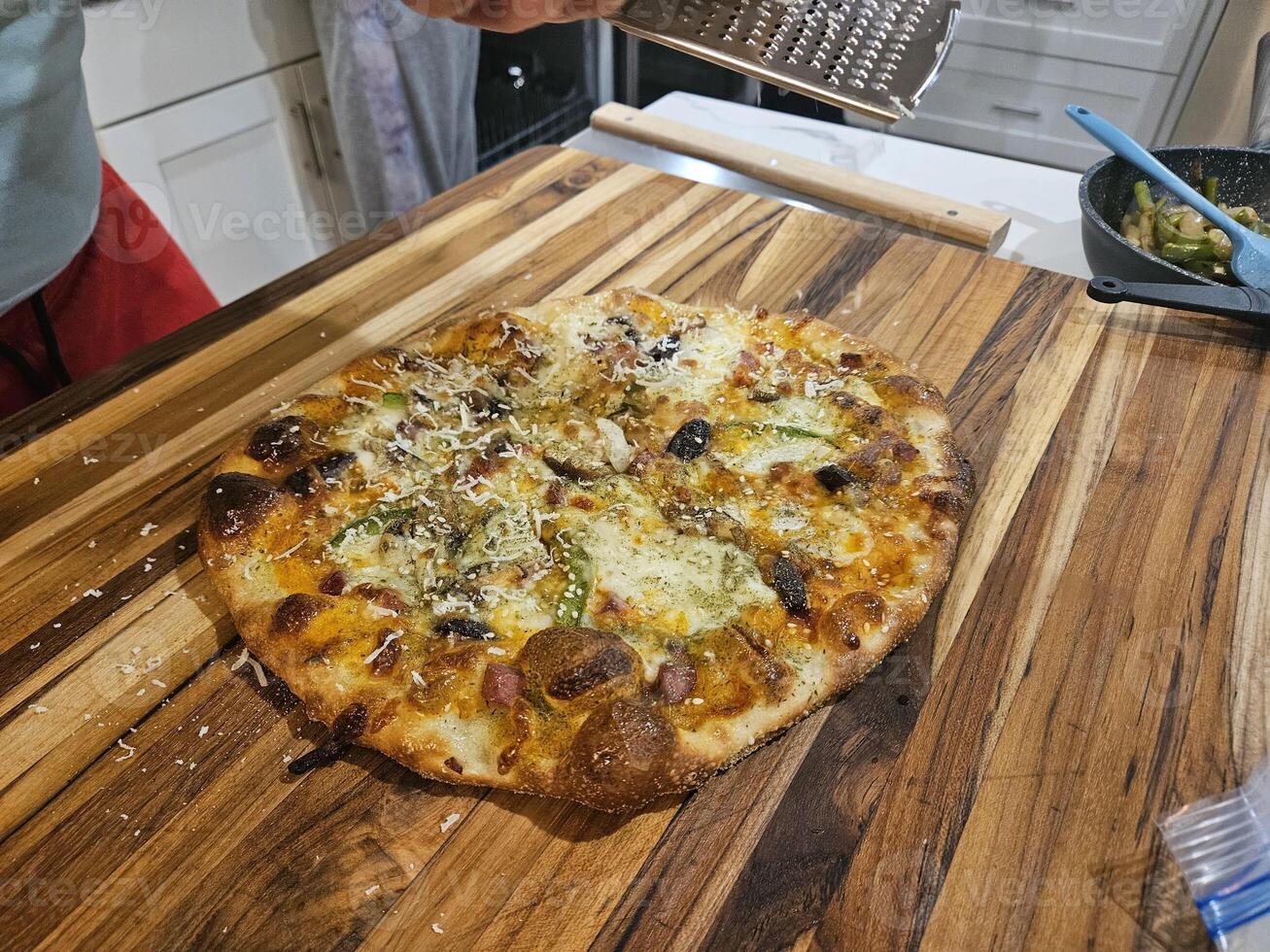 hogar hecho Roca horneado parilla Pizza con Fresco masa y reunirse vegetales y queso foto