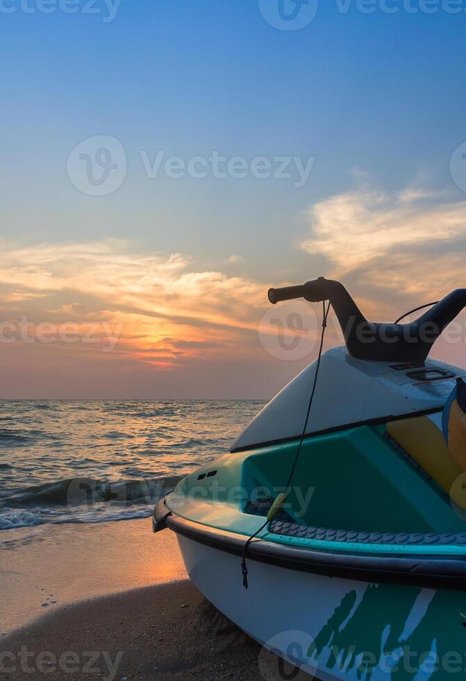 moto de agua en la playa foto