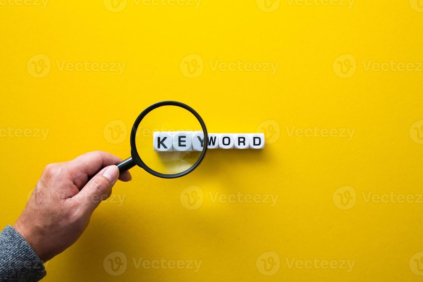 bloquear de palabra clave en amarillo antecedentes. conceptual imagen de el importancia de el palabras clave foto