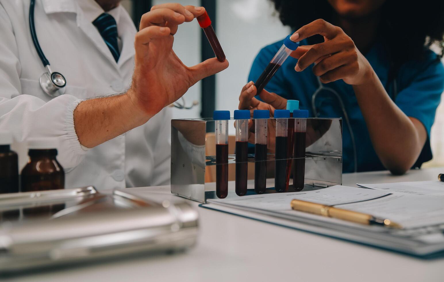 médico trabajador en laboratorio Saco y estéril mascarilla, haciendo un microscopio análisis mientras su colega son trabajando detrás foto