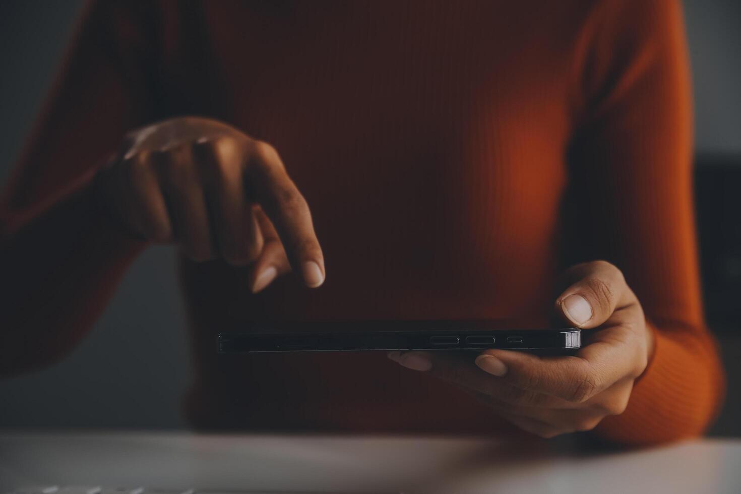 mujer de negocios asiática que usa una computadora portátil y trabaja en la oficina con un documento de calculadora en el escritorio, planificando el análisis del informe financiero, la inversión del plan de negocios, el concepto de análisis financiero. foto