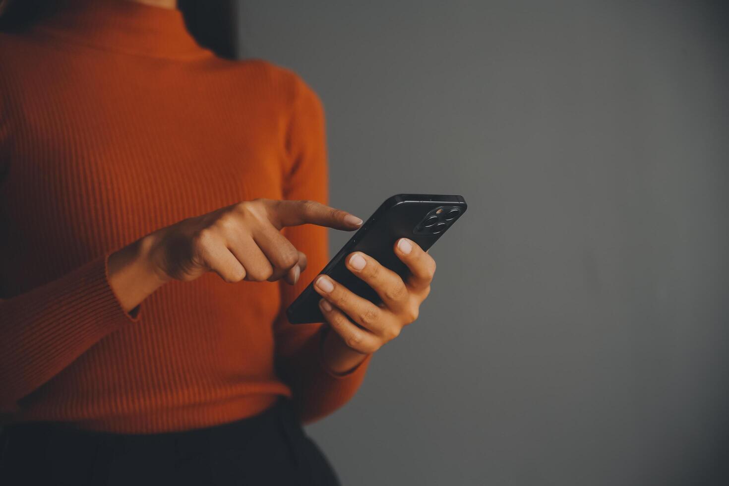 mujer de negocios asiática que usa una computadora portátil y trabaja en la oficina con un documento de calculadora en el escritorio, planificando el análisis del informe financiero, la inversión del plan de negocios, el concepto de análisis financiero. foto