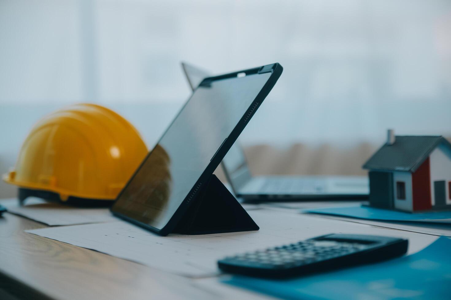 concepto de construcción y estructura de reunión de ingenieros o arquitectos para el proyecto que trabaja con socios y herramientas de ingeniería en la construcción de modelos y planos en el lugar de trabajo, contrato para ambas empresas. foto