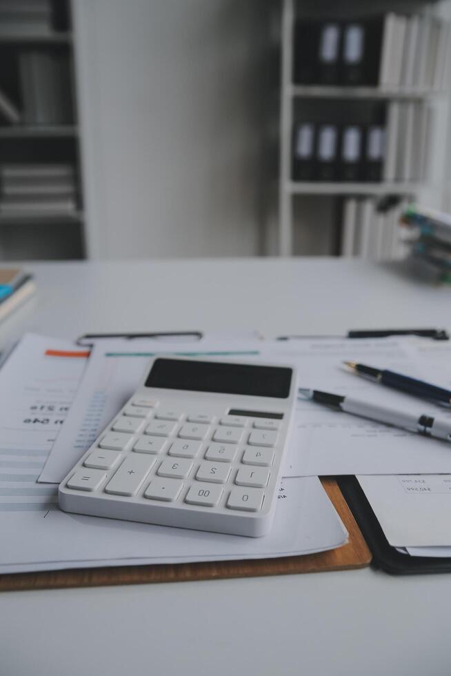 negocio gráficos y cartas en mesa. financiero desarrollo, bancario cuenta, Estadísticas foto