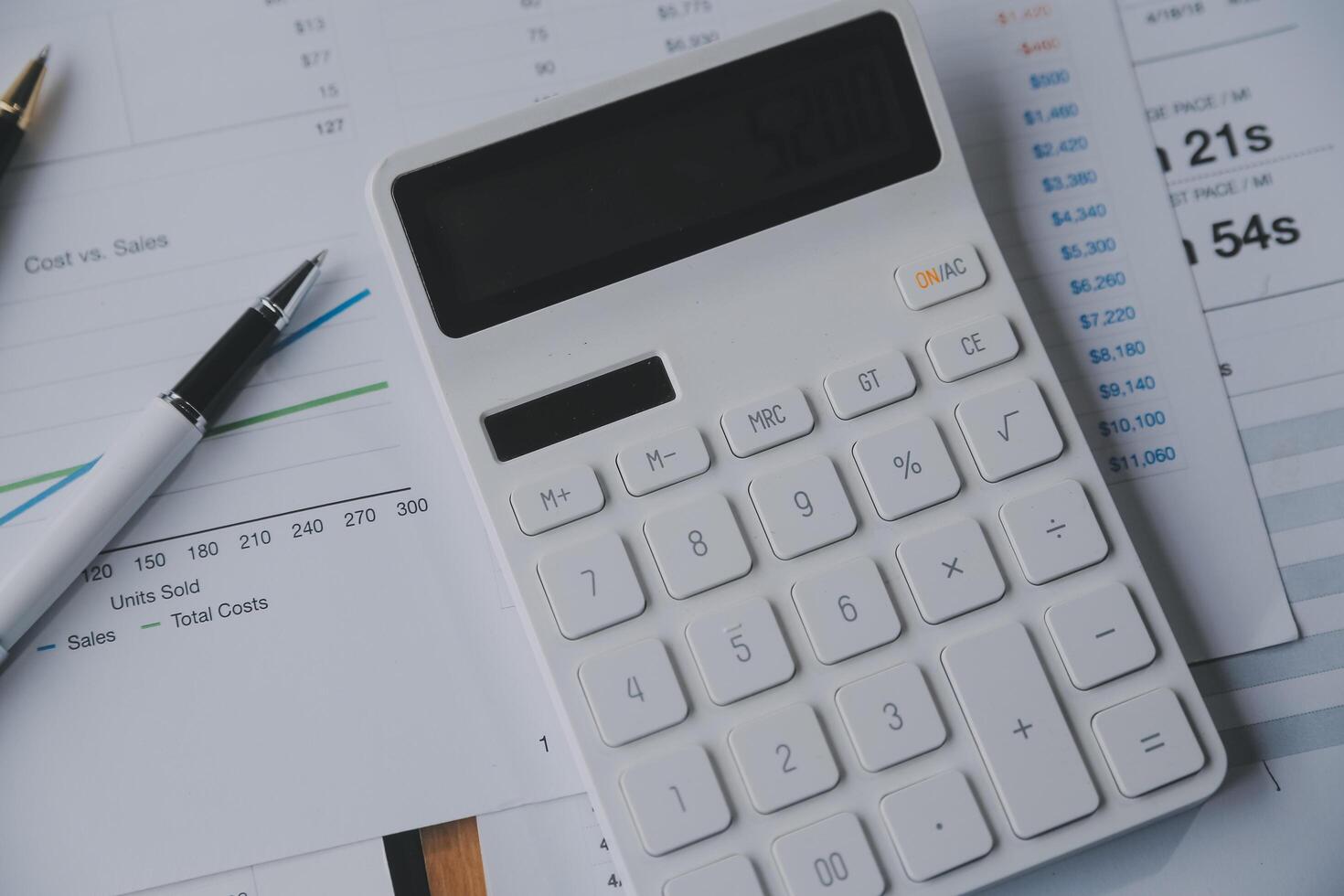 negocio gráficos y cartas en mesa. financiero desarrollo, bancario cuenta, Estadísticas foto