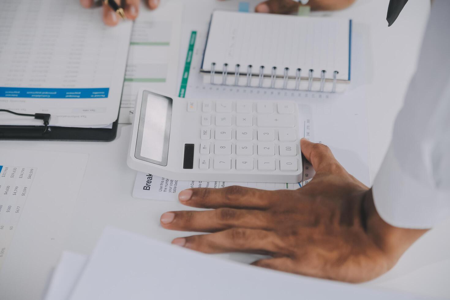 negocio gráficos y cartas en mesa. financiero desarrollo, bancario cuenta, Estadísticas foto