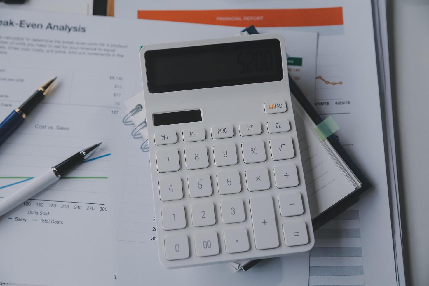 negocio gráficos y cartas en mesa. financiero desarrollo, bancario cuenta, Estadísticas foto