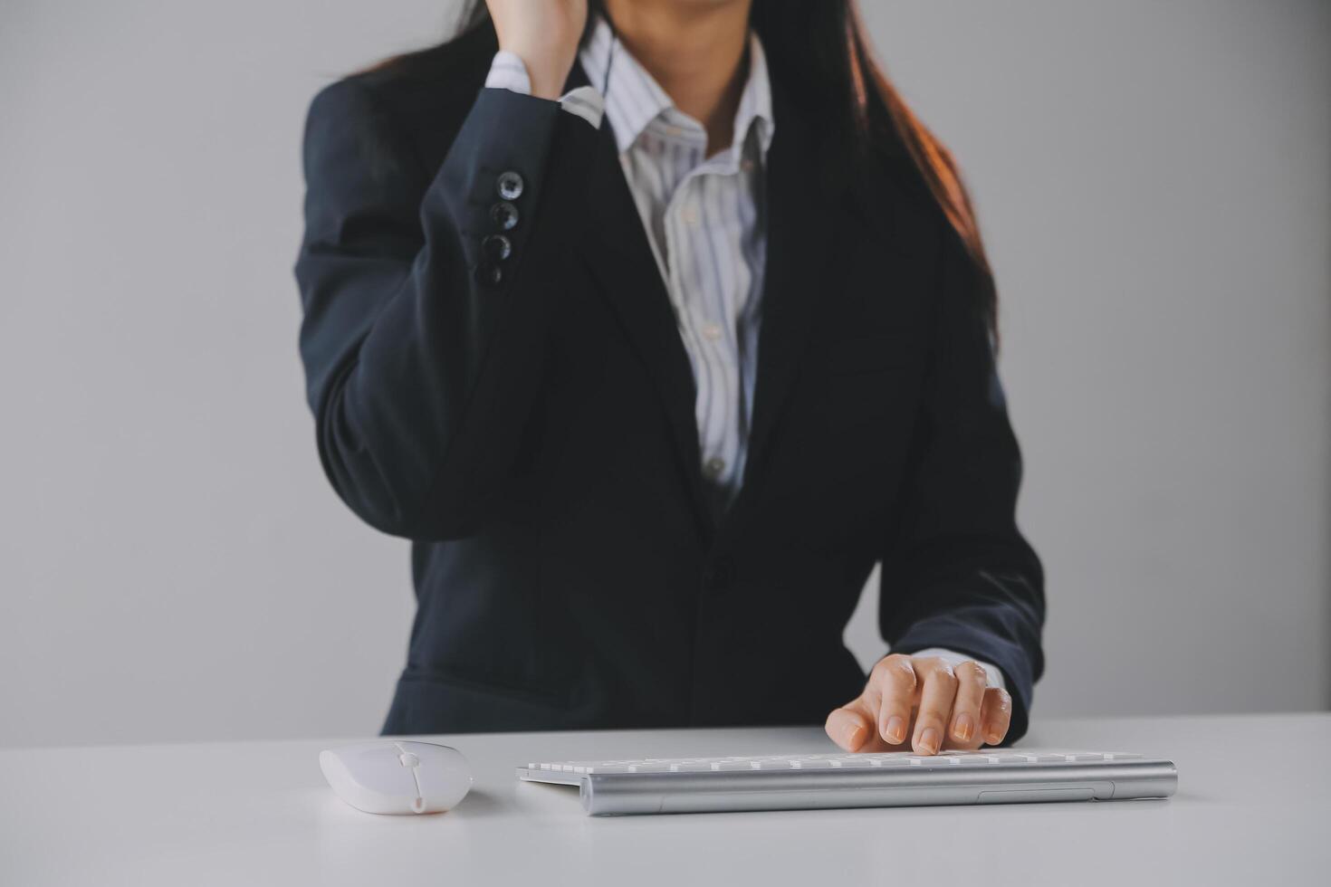 comunicación apoyo, llamada centrar y cliente Servicio ayuda escritorio. voip auriculares en teléfono teclado. foto