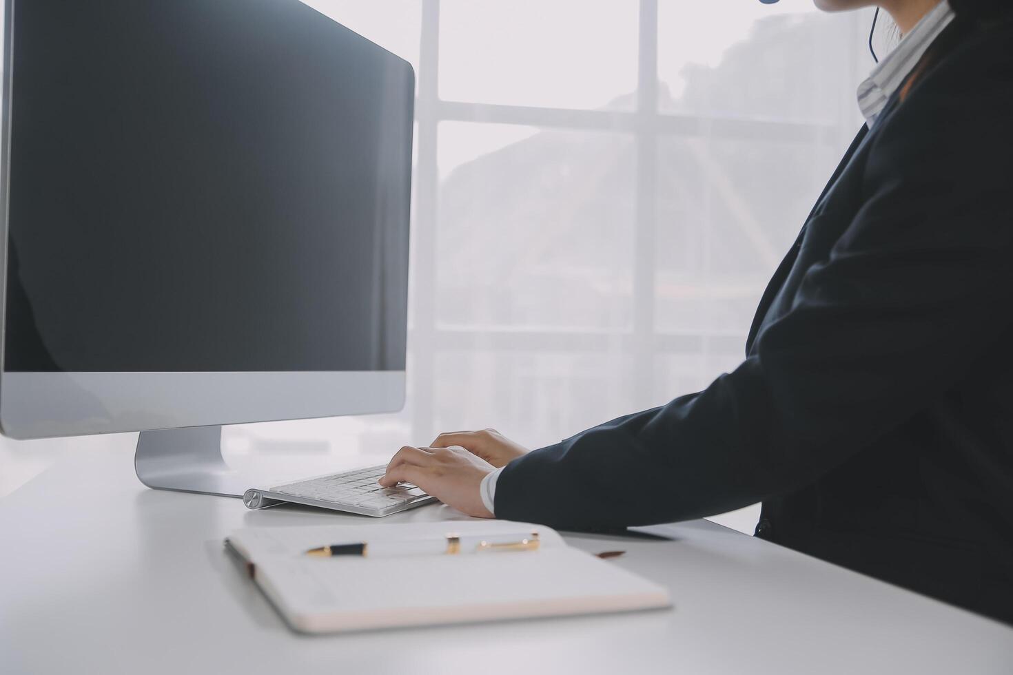 comunicación apoyo, llamada centrar y cliente Servicio ayuda escritorio. voip auriculares en teléfono teclado. foto