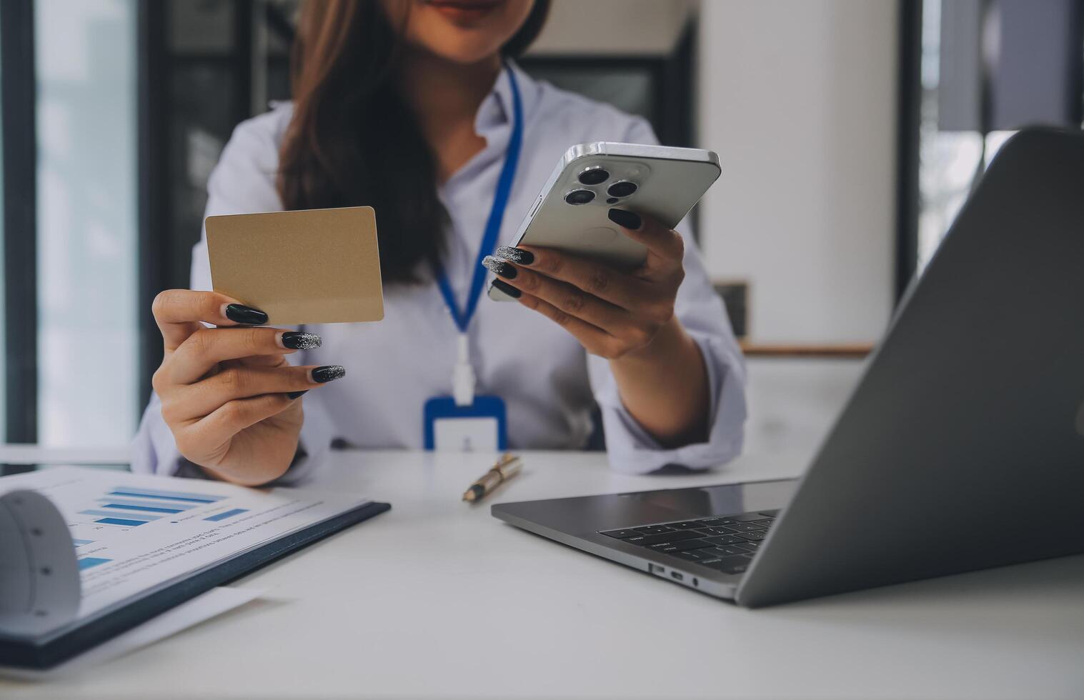 mujer participación crédito tarjeta y utilizando teléfonos inteligentes a casa.online compras, Internet bancario, Tienda en línea, pago, gasto dinero, comercio electrónico pago a el almacenar, crédito tarjeta, concepto foto