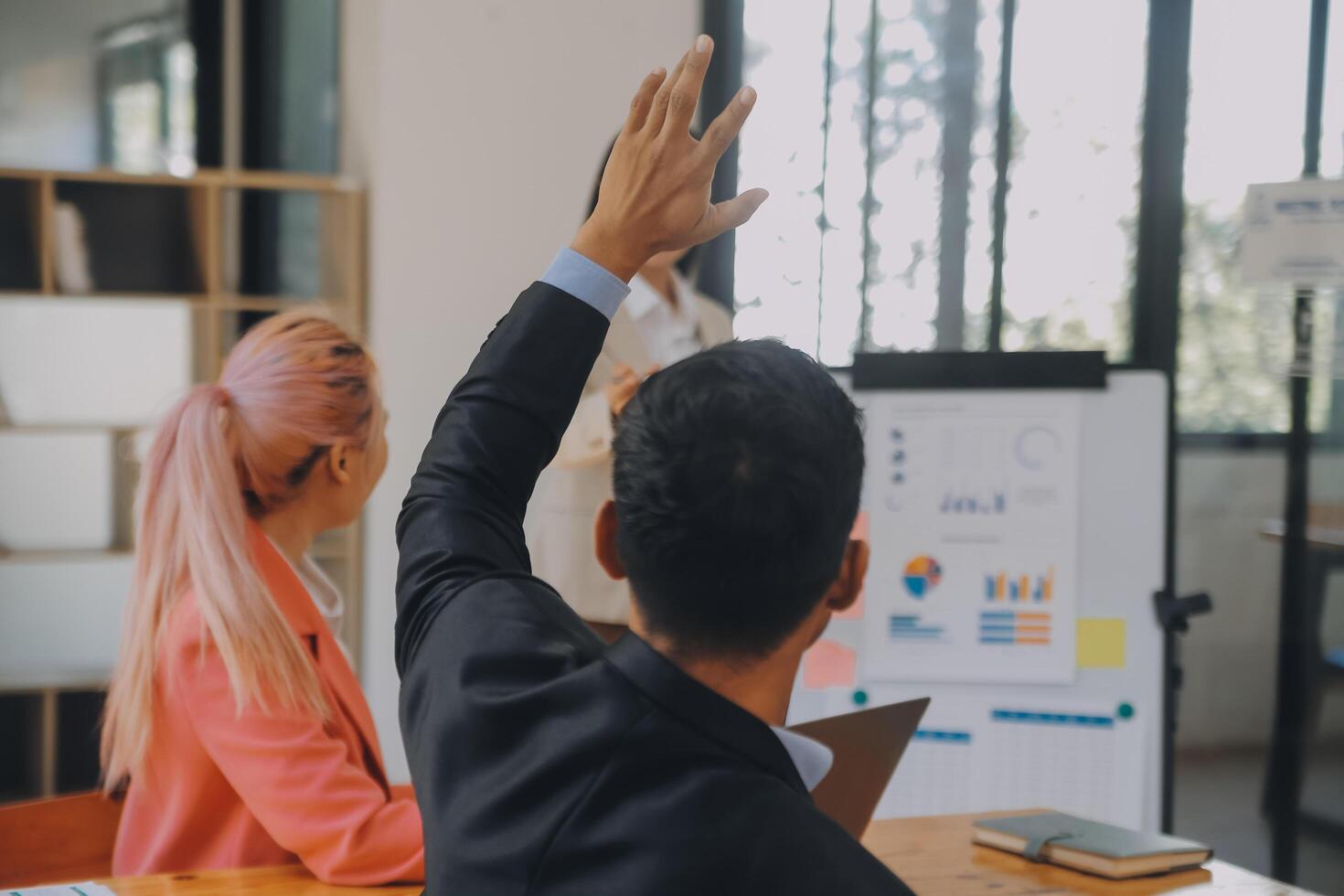 grupo de jóvenes empresarios asiáticos del equipo de negocios creativos compañeros de trabajo en el cargo felices de tener éxito en el trabajo en equipo de la asociación celebrando el logro y el concepto de éxito. foto