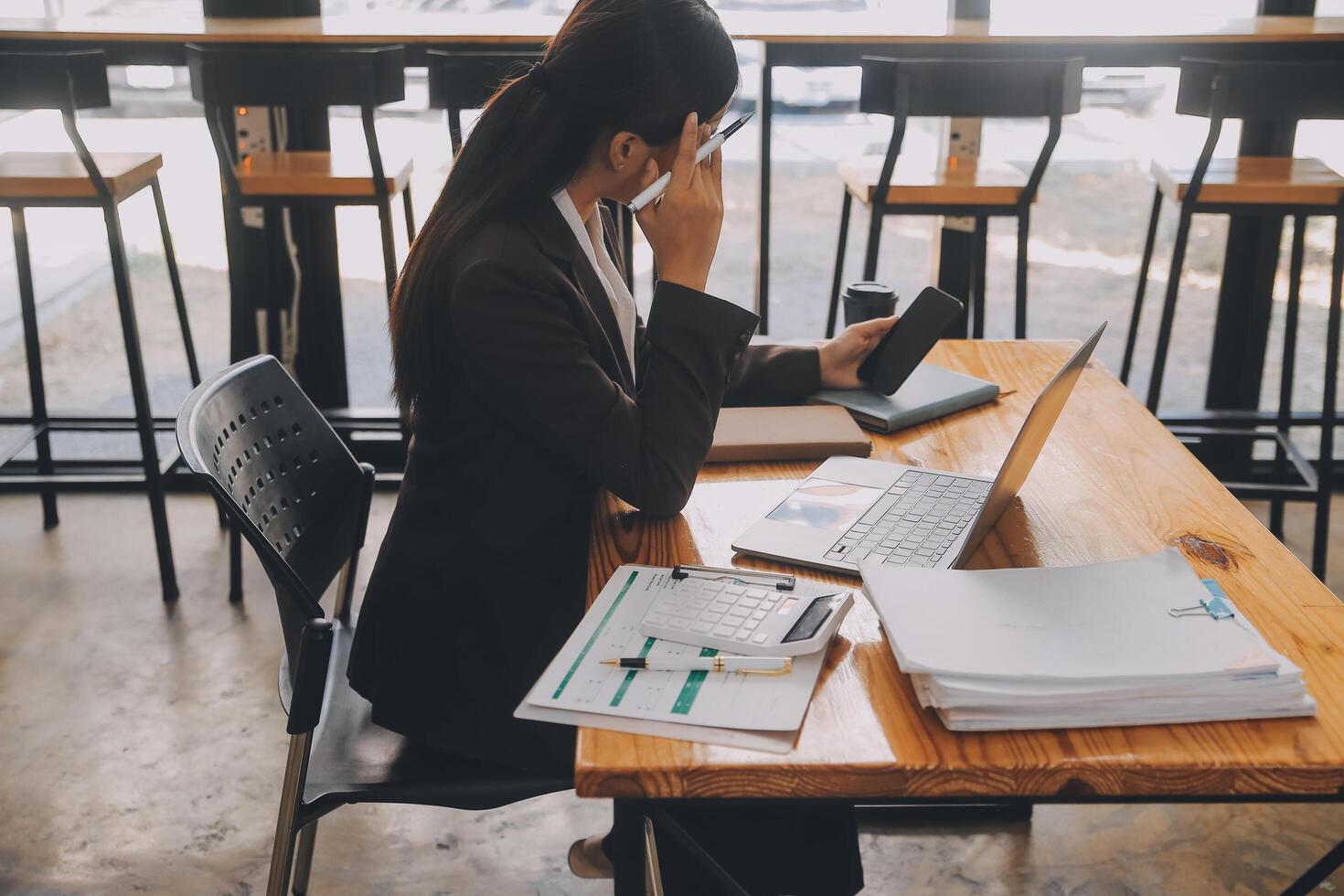 las mujeres asiáticas están estresadas mientras trabajan en una laptop, una mujer de negocios asiática cansada con dolor de cabeza en la oficina, se siente enferma en el trabajo, copia espacio foto