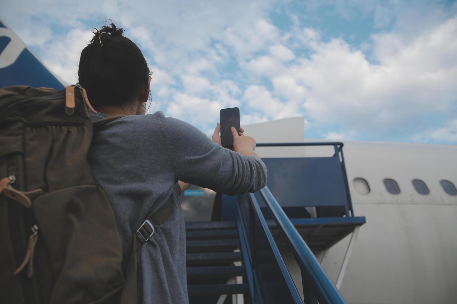 contento atractivo asiático mujer viajero con mochila a el moderno aeropuerto Terminal, Copiar espacio, turista viaje viaje concepto foto