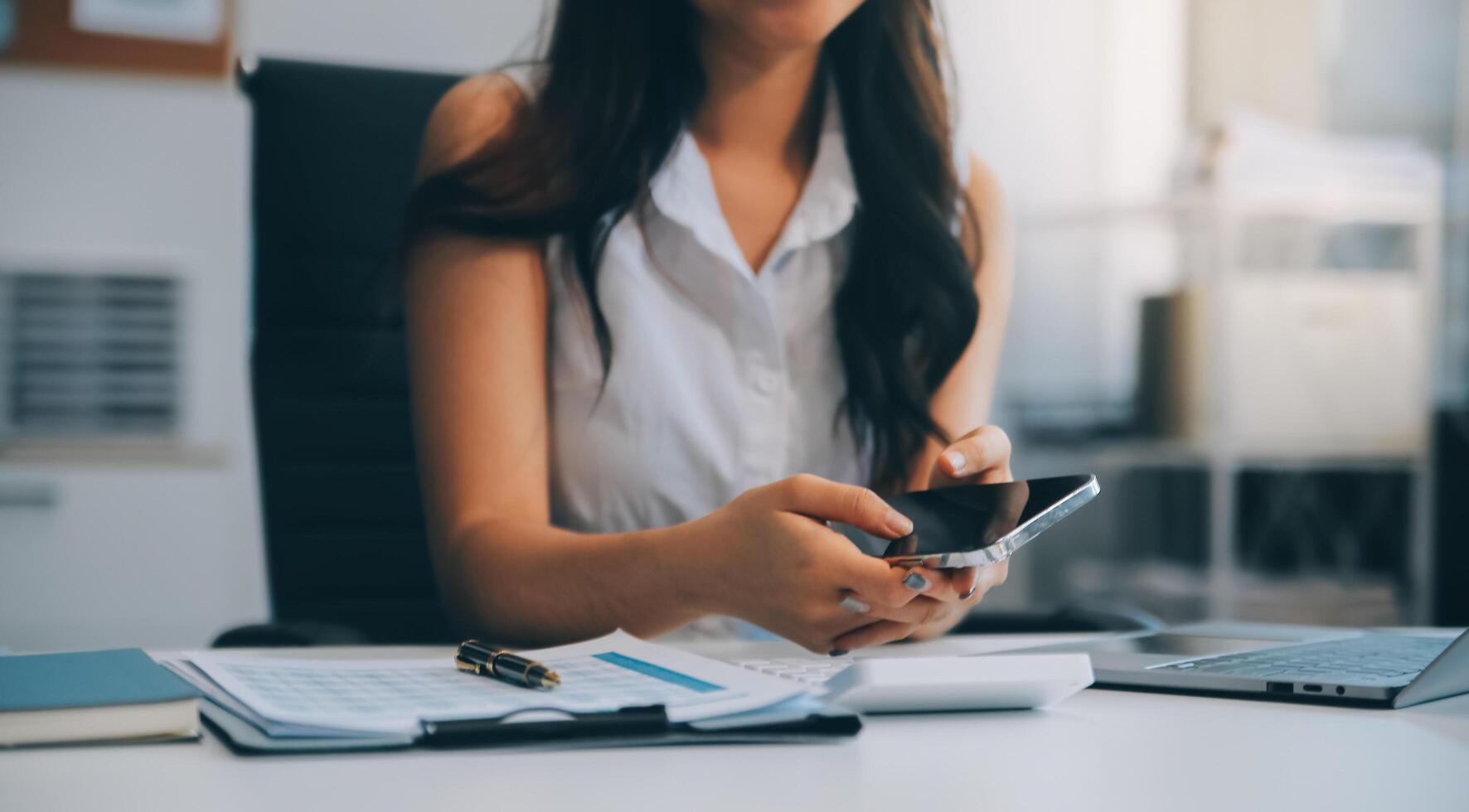 mujer hablar móvil Los telefonos y trabajando en ordenador portátil ordenadores, en línea negocio, trabajo desde hogar, teletrabajo concepto. foto