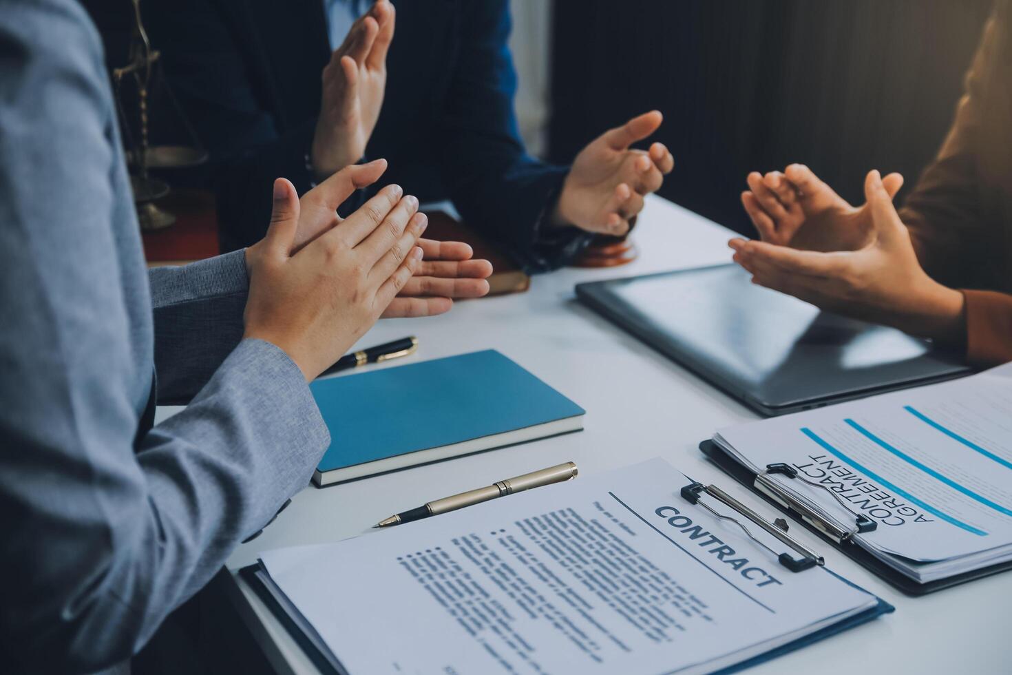 negocio personas aplausos y aplausos a reunión o conferencia, de cerca de manos. grupo de desconocido empresarios y mujer en moderno blanco oficina. éxito trabajo en equipo o corporativo entrenamiento concepto foto