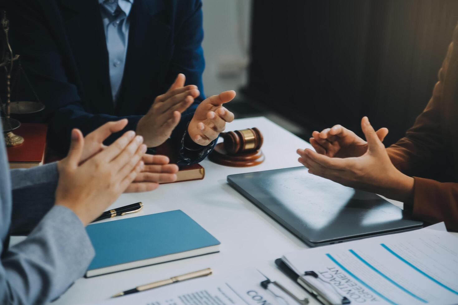 negocio personas aplausos y aplausos a reunión o conferencia, de cerca de manos. grupo de desconocido empresarios y mujer en moderno blanco oficina. éxito trabajo en equipo o corporativo entrenamiento concepto foto