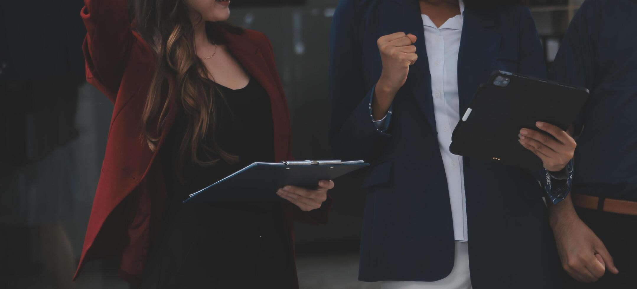 grupo de jóvenes empresarios asiáticos del equipo de negocios creativos compañeros de trabajo en el cargo felices de tener éxito en el trabajo en equipo de la asociación celebrando el logro y el concepto de éxito. foto