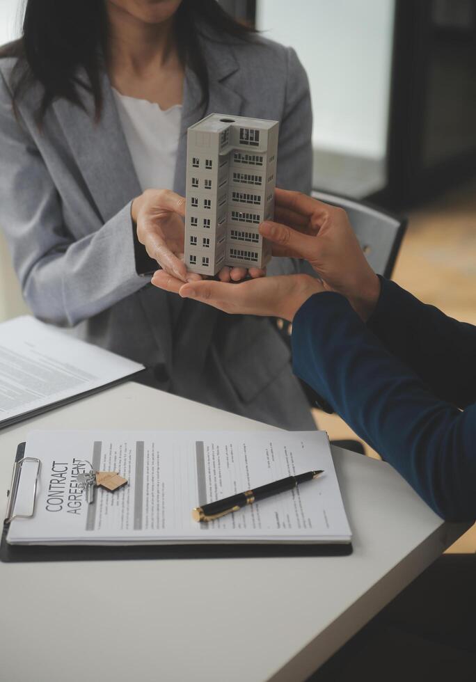 negocio firma un contrato comprar - vender casa, seguro agente analizando acerca de hogar inversión préstamo real inmuebles concepto. foto