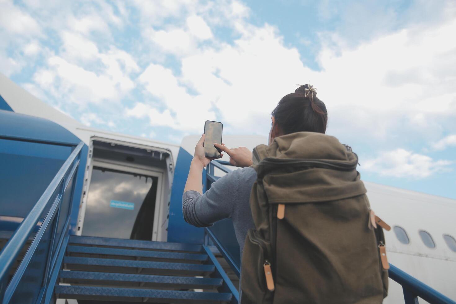 contento atractivo asiático mujer viajero con mochila a el moderno aeropuerto Terminal, Copiar espacio, turista viaje viaje concepto foto